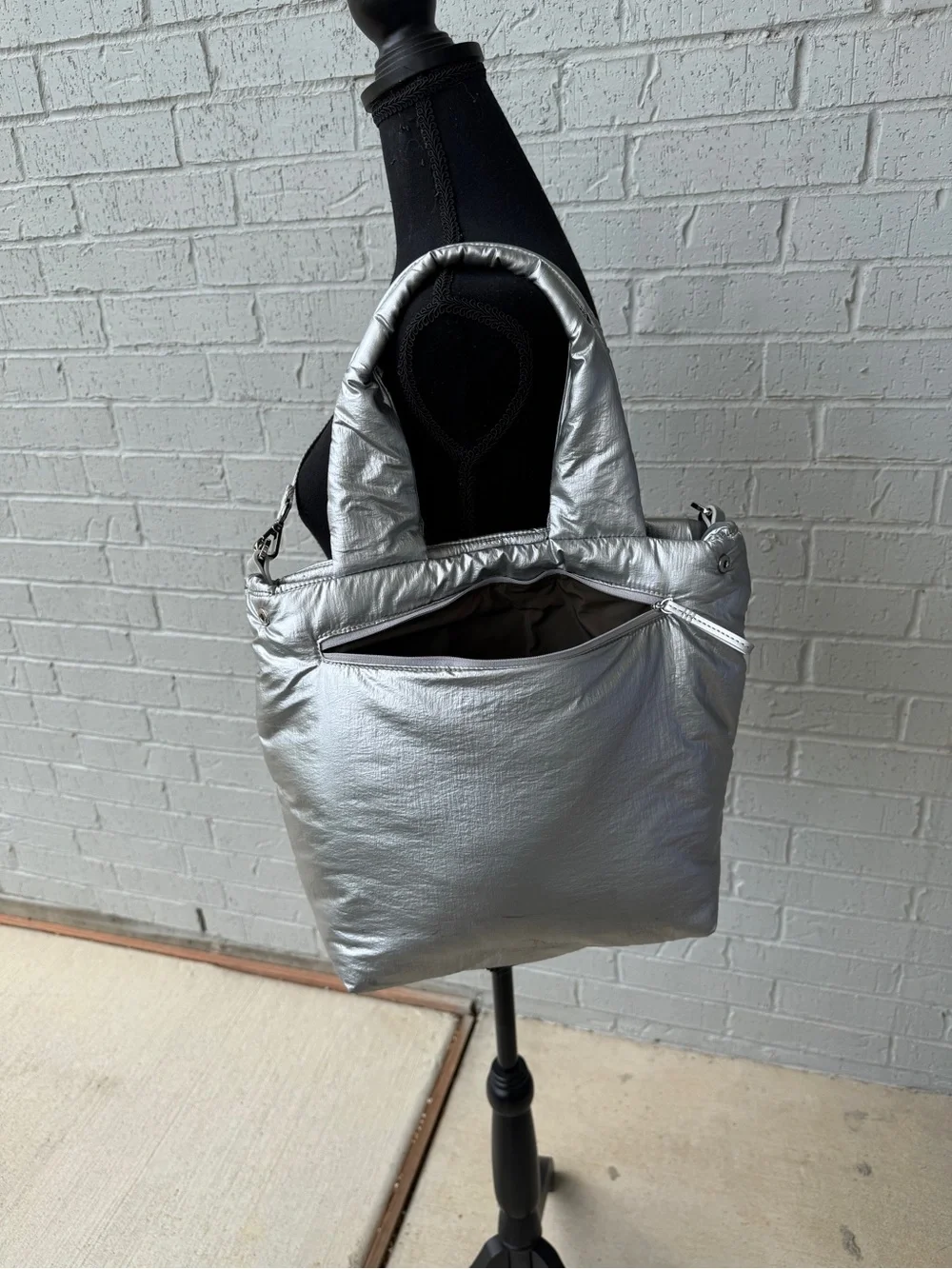 Caraa - Metallic Silver Puffer Tote Bag - Lightweight Women's Handbag